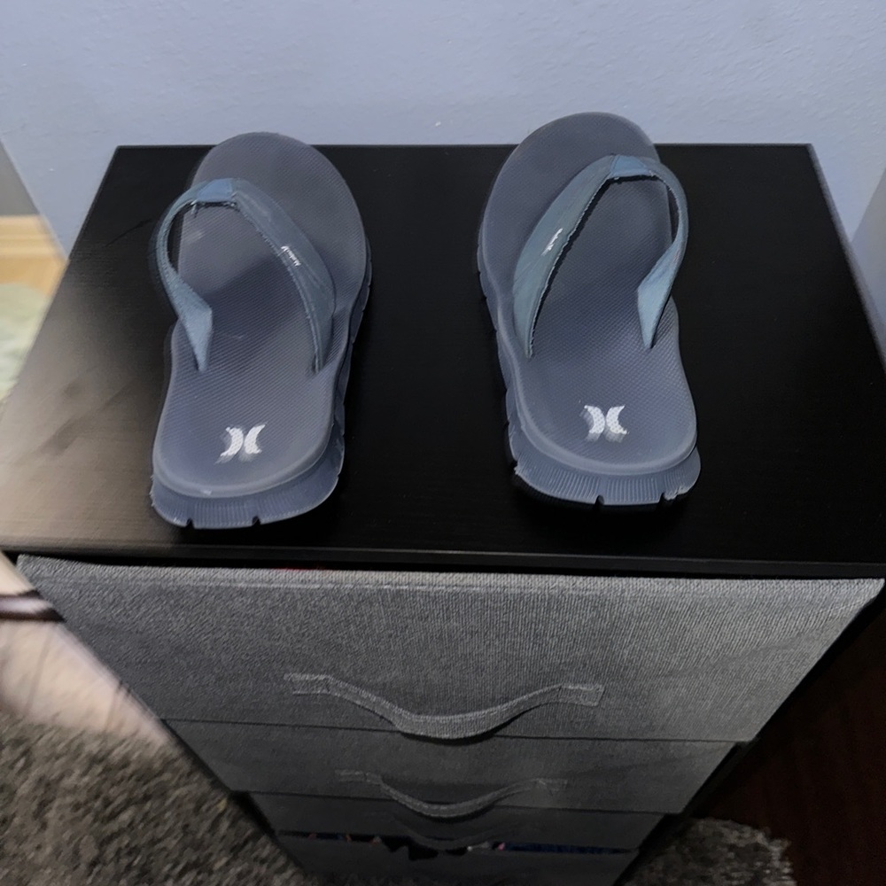 Kids boys size 7 flip flops blue